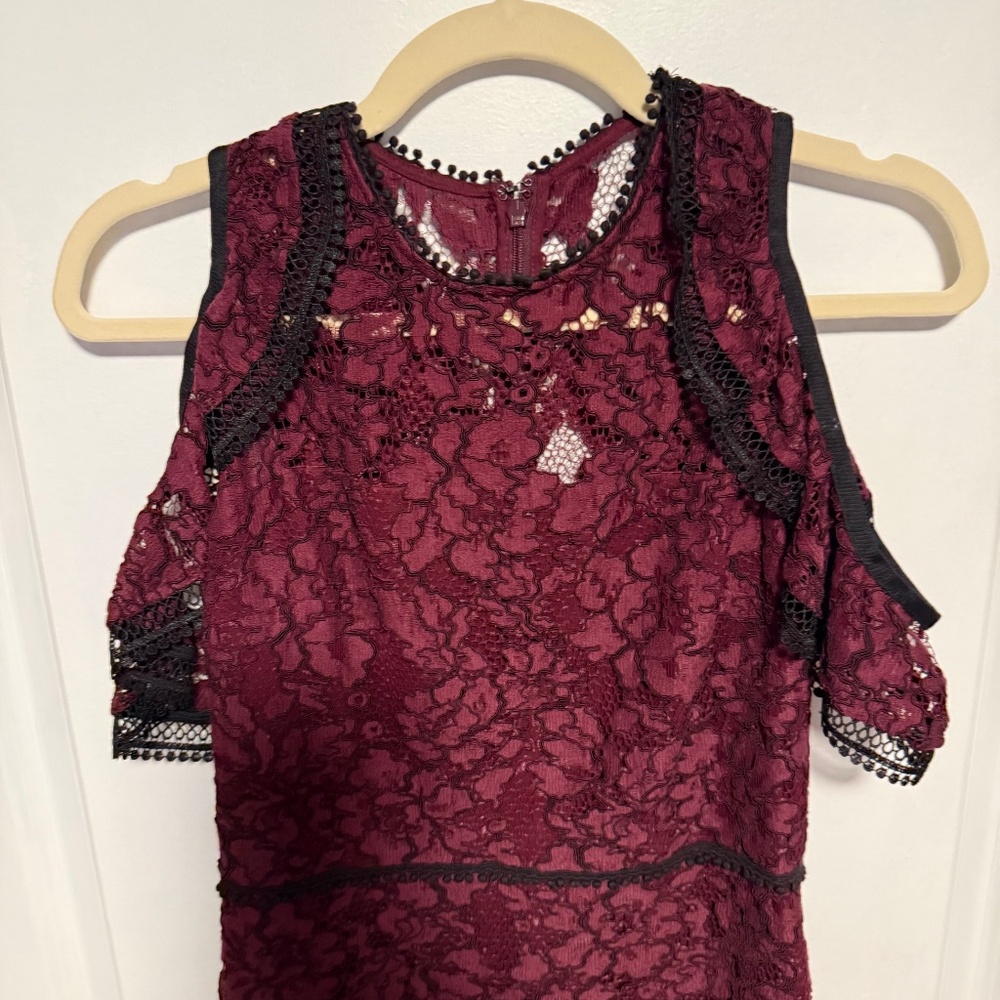 Alexis Evie Burgundy Lace Midi Dress Cold Shoulder Size Small - Picture 3 of 13